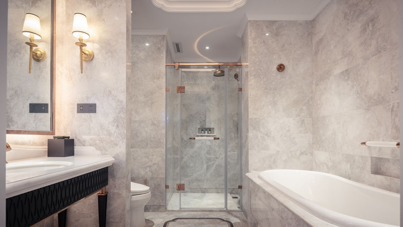 Luxe badkamer met marmeren tegels en een vrijstaand bad